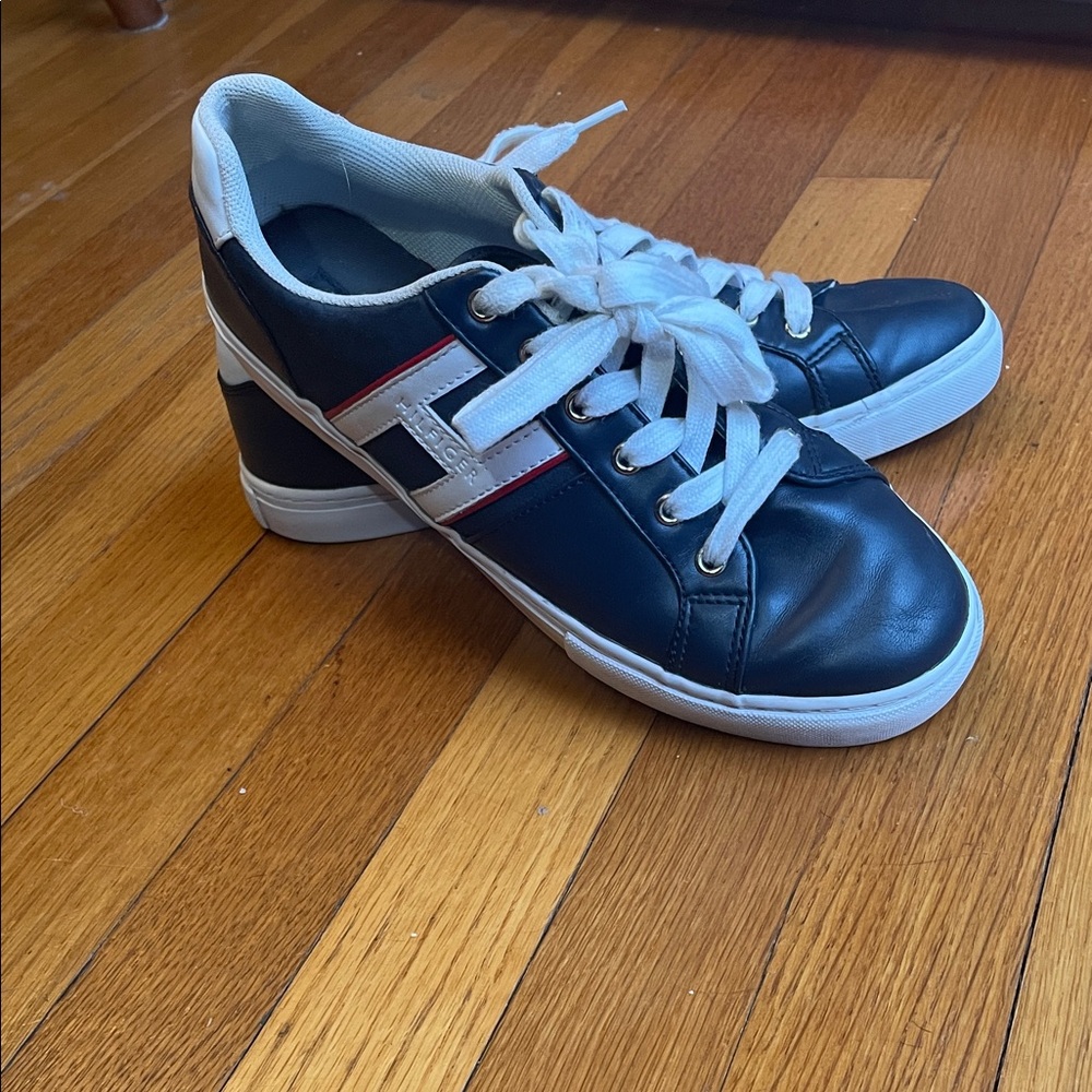 Tommy Hilfiger Twelemi leather sole navy sneaker. Excellent Condition!
